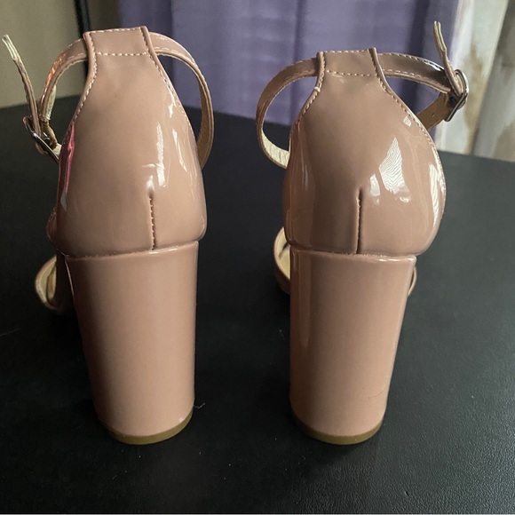 NWOT Steve Madden Heels Cream Never Worn No Flaws Patten Leather Style Size 7 - Picture 3 of 4